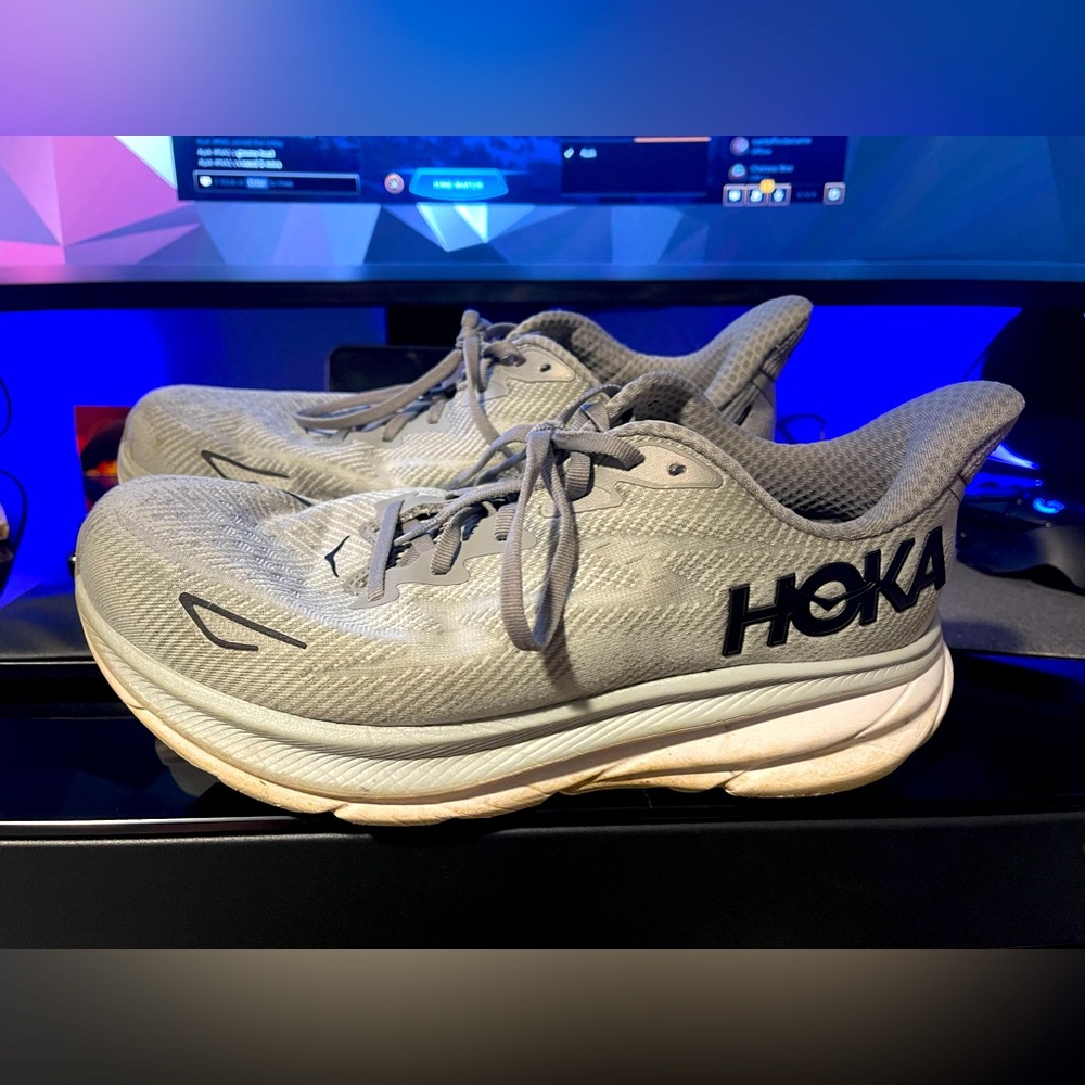 HOKA Clifton 9 Size 9, 2E